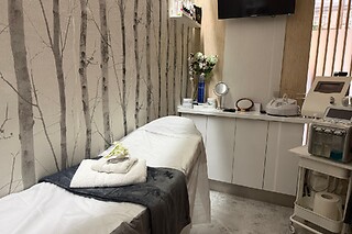 Un tratamiento facial "light  and facial vitality" para 1 en Clinic Velázquez 120 en Madrid