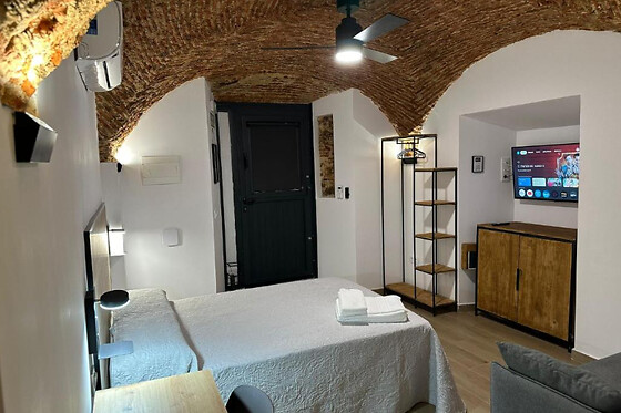 Dos noches en estudio con desayunos para 2 en Apartamento Turístico Entre Bóvedas en Cáceres
