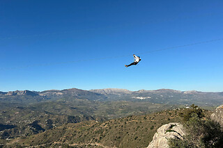 Un experiencia en hamacas suspendidas a 100 m de altura para 1 en Vive Aventura en Comares (Málaga)