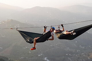 Un experiencia en hamacas suspendidas a 100 m de altura para 1 en Vive Aventura en Comares (Málaga)
