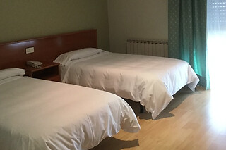 Una noche en habitación triple con desayuno para 2 adultos y 2 niños en Hotel Arcea Villaviciosa*** en Villaviciosa (Asturias)