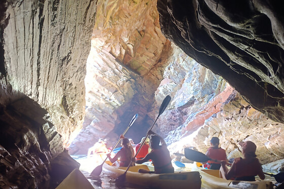 Una ruta en canoa por calas y cuevas para 2 con Cientovolando en Ribadeo (Lugo)