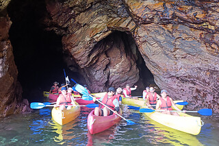 Una ruta en canoa por calas y cuevas para 2 con Cientovolando en Ribadeo (Lugo)