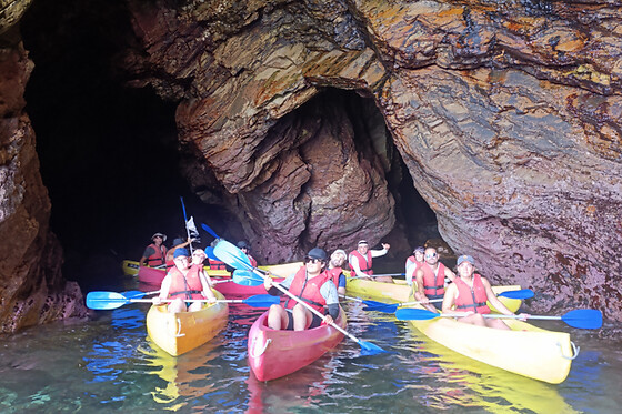 Una ruta en canoa por calas y cuevas para 2 con Cientovolando en Ribadeo (Lugo)