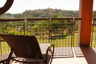 Una noche con desayuno para 2 adultos y 1 niño en Hotel Cigarral El Bosque***** en Toledo
