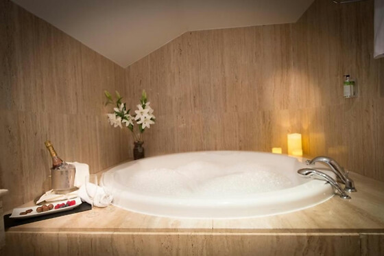 Una noche en suite con bañera hidromasaje para 2 en Hotel Segovia Sierra de Guadarrama en Los Ángeles de San Rafael (Segovia)