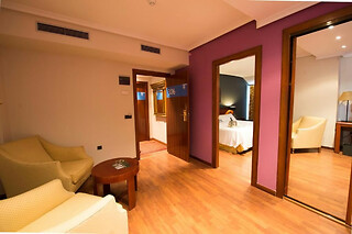 Una noche en suite con bañera hidromasaje para 2 en Hotel Segovia Sierra de Guadarrama en Los Ángeles de San Rafael (Segovia)