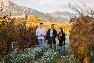 Una visita a la bodega y a los viñedos con cata y menú degustación para 2 en Viñedos y Bodegas Sierra Cantabria en Páganos - Laguardia (Álava)