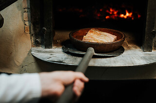 Una visita a la bodega y a los viñedos con cata y menú degustación para 2 en Viñedos y Bodegas Sierra Cantabria en Páganos - Laguardia (Álava)