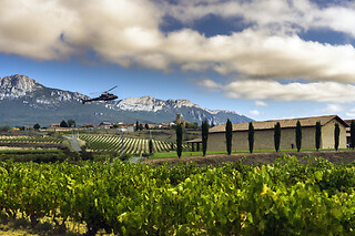 Una visita a la bodega y a los viñedos con cata y menú degustación para 2 en Viñedos y Bodegas Sierra Cantabria en Páganos - Laguardia (Álava)