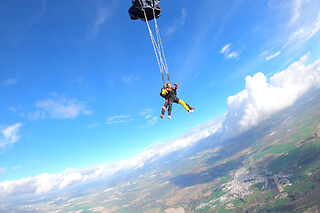 Un salto en paracaídas para 1 en I Jump Skydive en Casas de los Pinos (Cuenca)