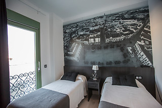 Una noche con desayuno y cena para 3 en Hotel Barrio Nuevo** en Lebrija (Sevilla)