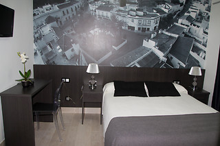 Una noche con desayuno y cena para 3 en Hotel Barrio Nuevo** en Lebrija (Sevilla)