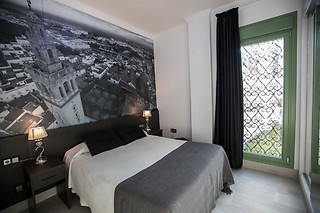 Una noche con desayuno y cena para 3 en Hotel Barrio Nuevo** en Lebrija (Sevilla)