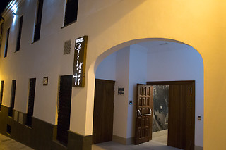 Una noche con desayuno y cena para 3 en Hotel Barrio Nuevo** en Lebrija (Sevilla)
