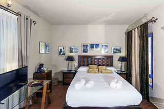 Una noche con desayuno y cena con espectáculo para 2 en Hotel Utopía Benalup**** en Benalup-Casas Viejas (Cádiz)