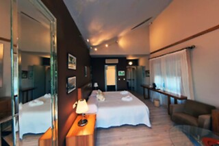 Una noche con desayuno y cena con espectáculo para 2 en Hotel Utopía Benalup**** en Benalup-Casas Viejas (Cádiz)