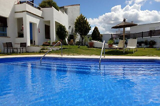 Una noche con desayuno y cena con espectáculo para 2 en Hotel Utopía Benalup**** en Benalup-Casas Viejas (Cádiz)