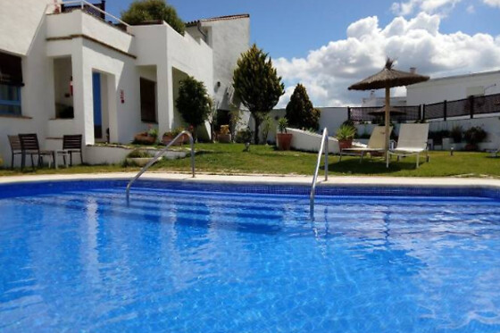 Una noche con desayuno y cena con espectáculo para 2 en Hotel Utopía Benalup**** en Benalup-Casas Viejas (Cádiz)