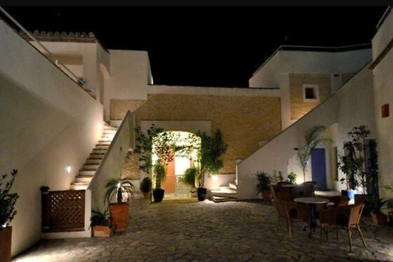 Una noche con desayuno y cena con espectáculo para 2 en Hotel Utopía Benalup**** en Benalup-Casas Viejas (Cádiz)