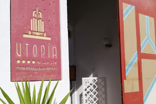 Una noche con desayuno y cena con espectáculo para 2 en Hotel Utopía Benalup**** en Benalup-Casas Viejas (Cádiz)