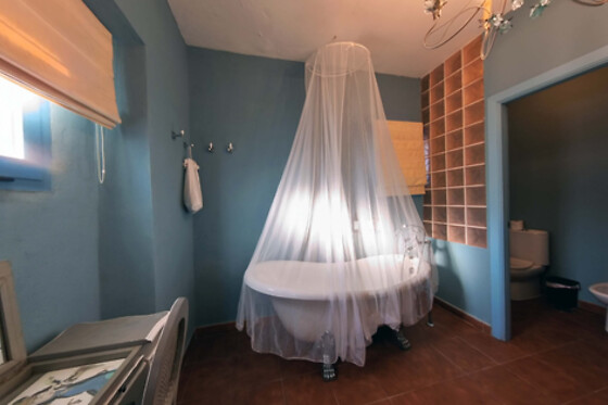 Una noche con desayuno y cena con espectáculo para 2 en Hotel Utopía Benalup**** en Benalup-Casas Viejas (Cádiz)