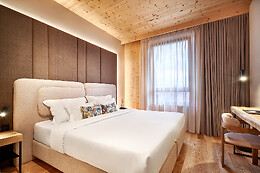 The Log Porto Hotel
