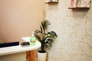 Un masaje facial relajante para 2 en Estética Maikai en Bilbao