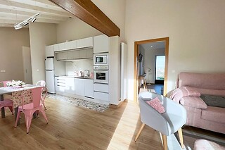 Una noche en apartamento con desayuno para dos adultos y dos niños en El Pueblín del Pinar en Navia (Asturias)