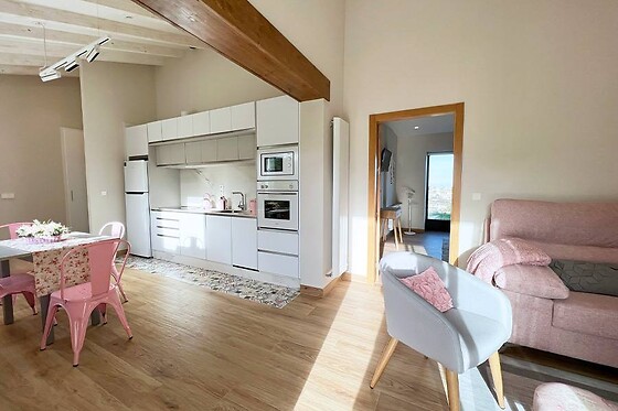 Una noche en apartamento con desayuno para dos adultos y dos niños en El Pueblín del Pinar en Navia (Asturias)