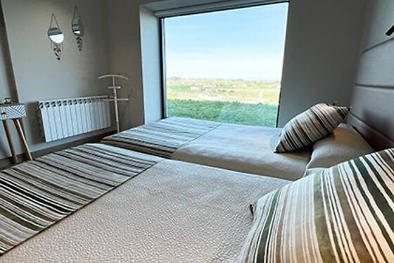 Una noche en apartamento con desayuno para dos adultos y dos niños en El Pueblín del Pinar en Navia (Asturias)