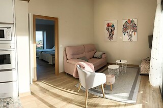 Una noche en apartamento con desayuno para dos adultos y dos niños en El Pueblín del Pinar en Navia (Asturias)
