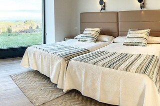 Una noche en apartamento con desayuno para dos adultos y dos niños en El Pueblín del Pinar en Navia (Asturias)