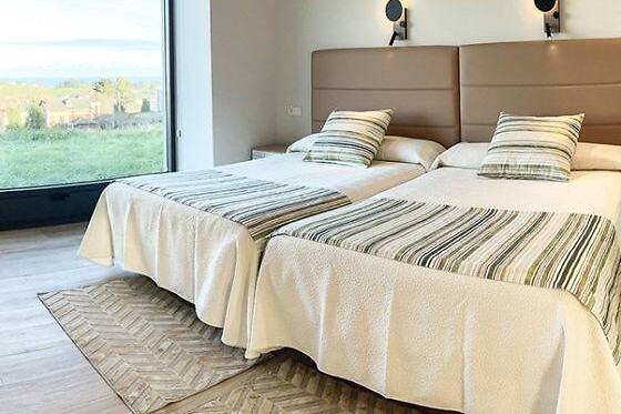 Una noche en apartamento con desayuno para dos adultos y dos niños en El Pueblín del Pinar en Navia (Asturias)