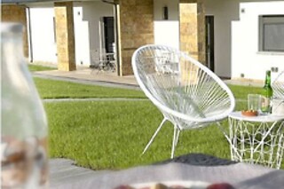 Una noche en apartamento con desayuno para dos adultos y dos niños en El Pueblín del Pinar en Navia (Asturias)
