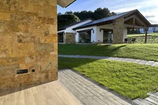 Una noche en apartamento con desayuno para dos adultos y dos niños en El Pueblín del Pinar en Navia (Asturias)
