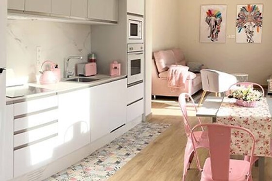 Una noche en apartamento con desayuno para dos adultos y dos niños en El Pueblín del Pinar en Navia (Asturias)