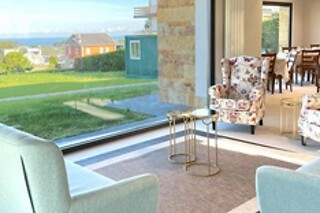 Una noche en apartamento con desayuno para dos adultos y dos niños en El Pueblín del Pinar en Navia (Asturias)
