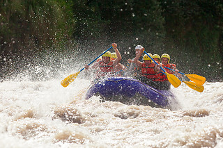 Una experiencia de rafting "Meandro de Montoro. La Bella Escondida" para 4 personas con Sierra Morena Active en Marmolejo (Jaén)