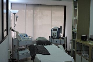 Un tratamiento facial triple para 2 en Bellezzia Clínicas Estéticas en Alicante