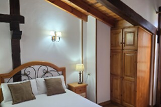 Una noche con cena y actividad enológica para 2 en Posada El Sestil** en Dobres (Cantabria)