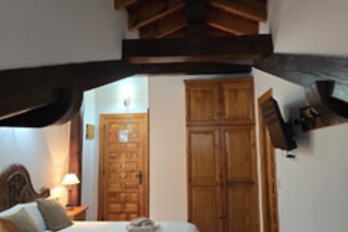 Una noche con cena y actividad enológica para 2 en Posada El Sestil** en Dobres (Cantabria)