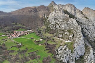 Una noche con cena y actividad enológica para 2 en Posada El Sestil** en Dobres (Cantabria)