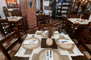Una noche con cena y actividad enológica para 2 en Posada El Sestil** en Dobres (Cantabria)