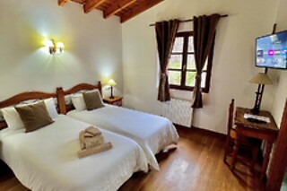 Una noche con cena y actividad enológica para 2 en Posada El Sestil** en Dobres (Cantabria)