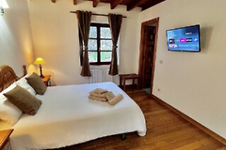 Una noche con cena y actividad enológica para 2 en Posada El Sestil** en Dobres (Cantabria)