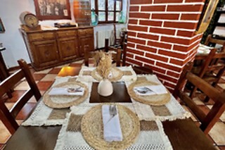 Una noche con cena y actividad enológica para 2 en Posada El Sestil** en Dobres (Cantabria)