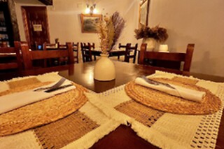 Una noche con cena y actividad enológica para 2 en Posada El Sestil** en Dobres (Cantabria)