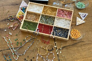 Una experiencia de joyas personalizadas y vino ilimitado para 2 en Jewels and Wine en Madrid