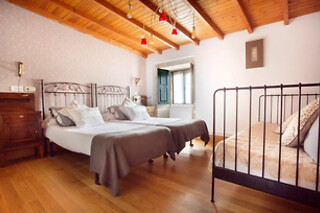 Una noche en habitación doble con desayuno para 2 en Casa do Cruceiro en Ames (A Coruña)